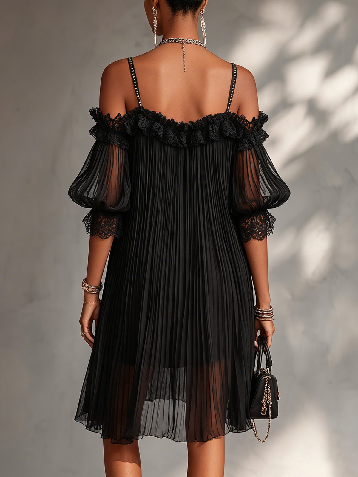 Mini vestido muselina con hombros descubiertos y bordes de encaje