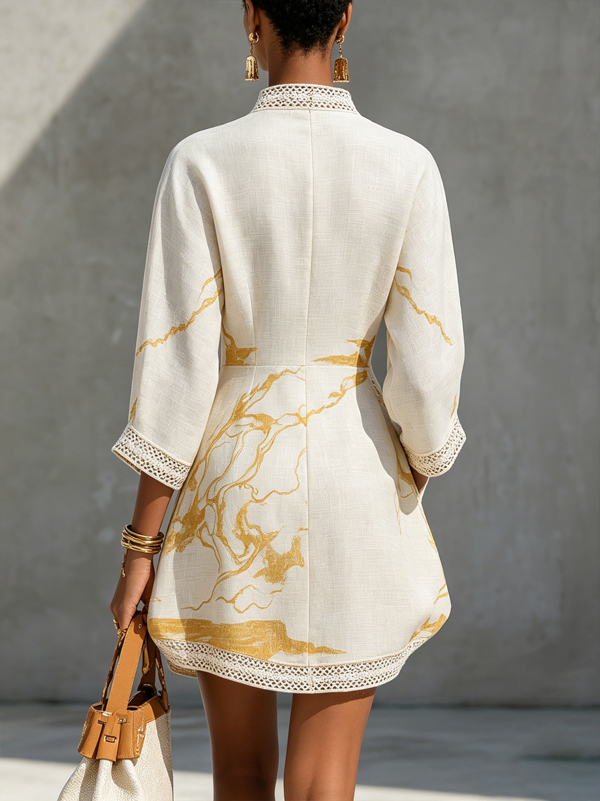 Minivestido de encaje de croché marfil con motivos dorados y escote en V