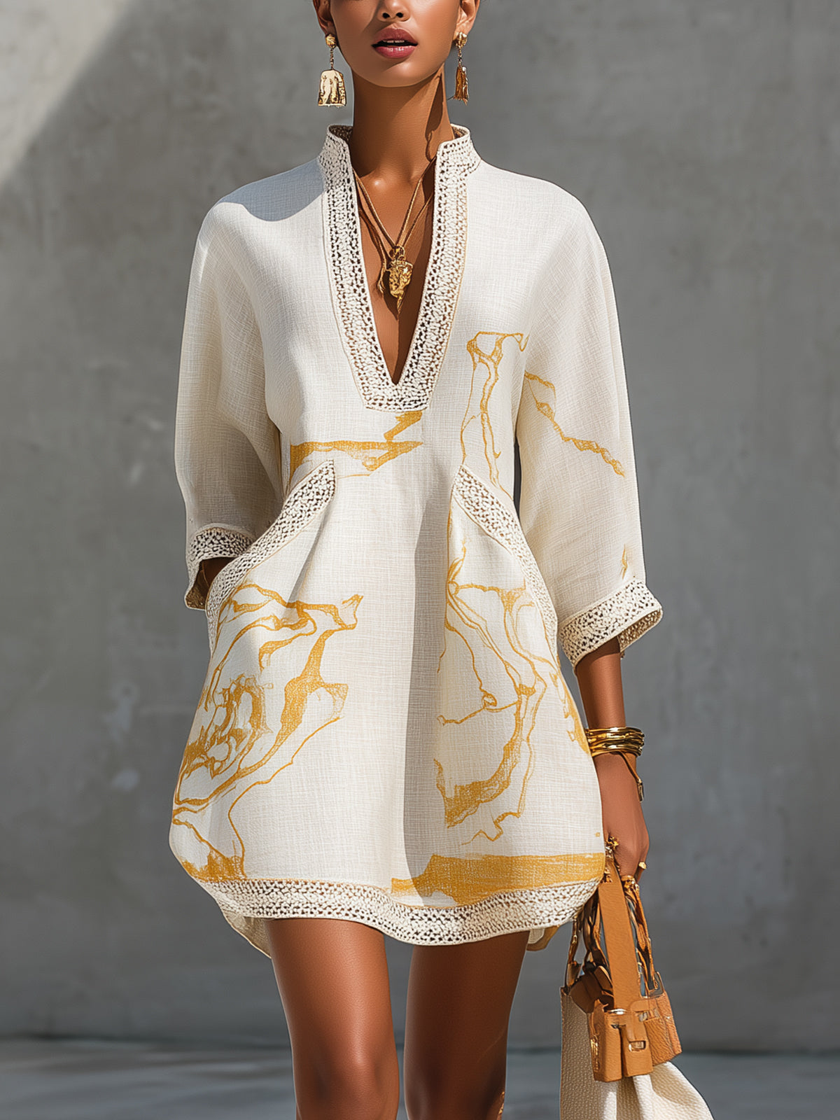 Minivestido de encaje de croché marfil con motivos dorados y escote en V