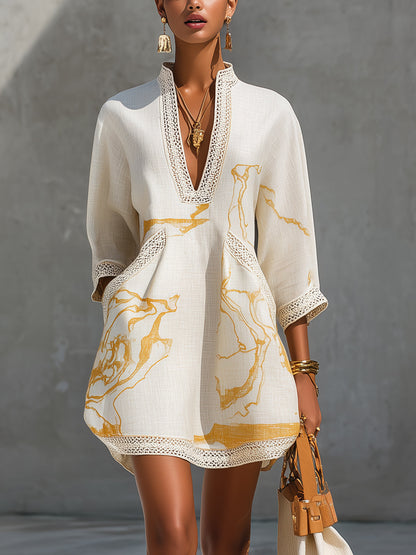 Minivestido de encaje de croché marfil con motivos dorados y escote en V