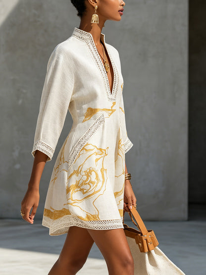 Minivestido de encaje de croché marfil con motivos dorados y escote en V