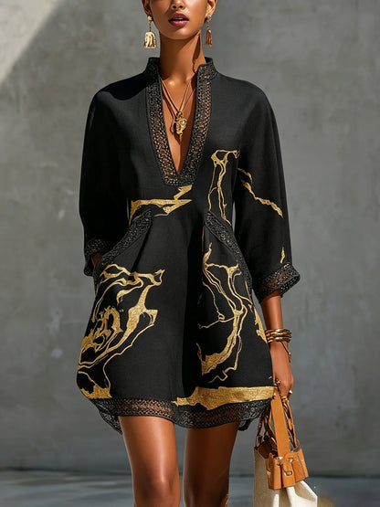 Minivestido de encaje de croché marfil con motivos dorados y escote en V