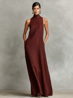 Vestido Largo Minimalista con Cuello Alto y Bolsillos
